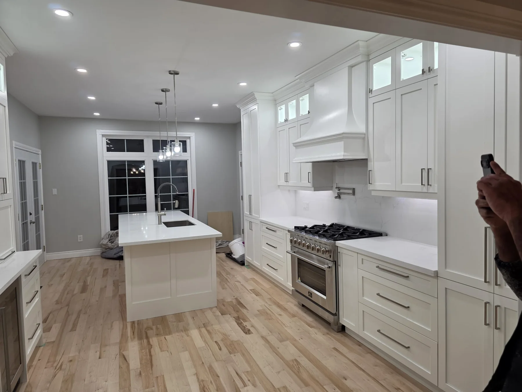 Kitchen layout with custom cabinets, central island and clear circulation space